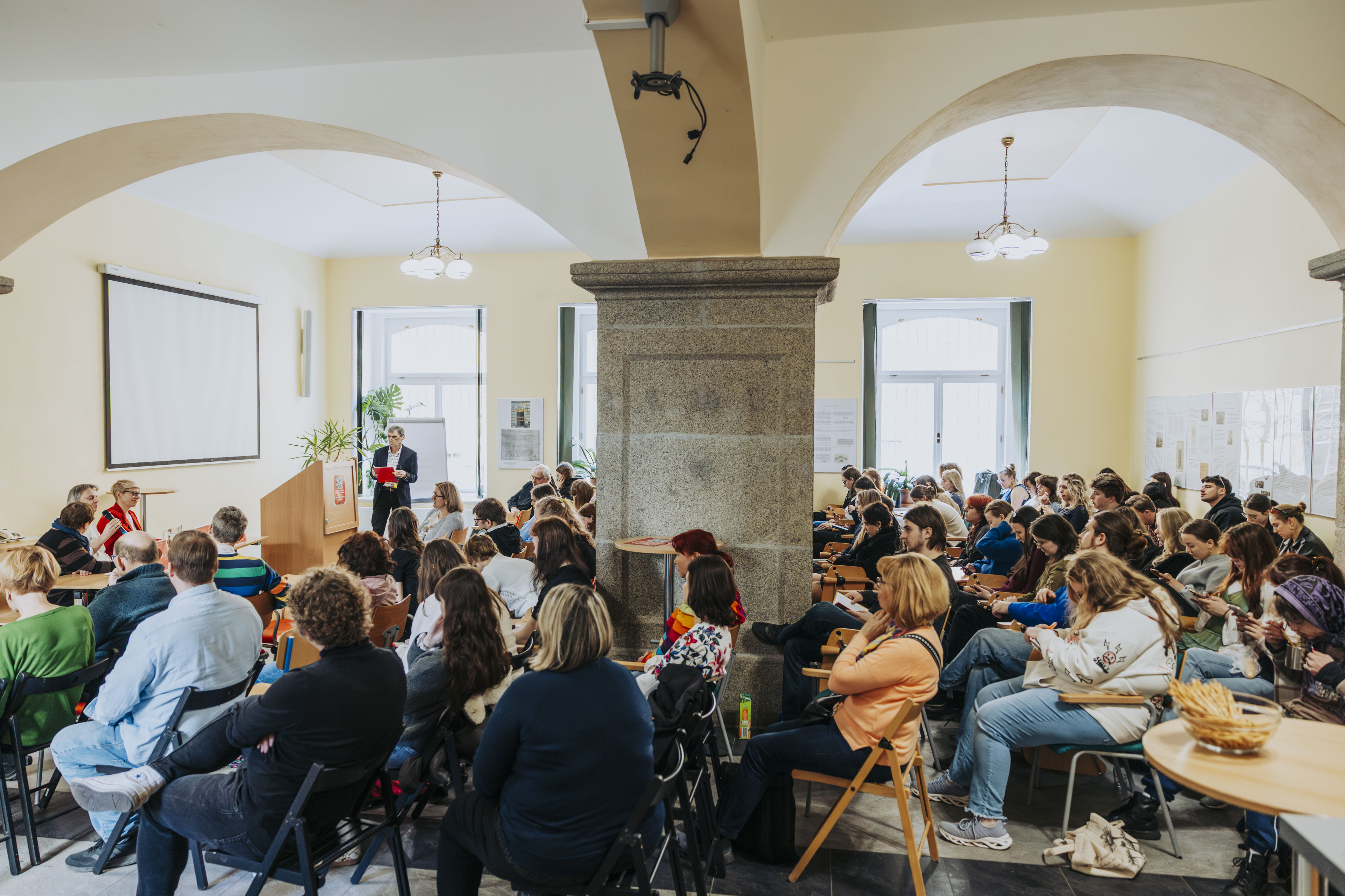 studenti ve velké aule