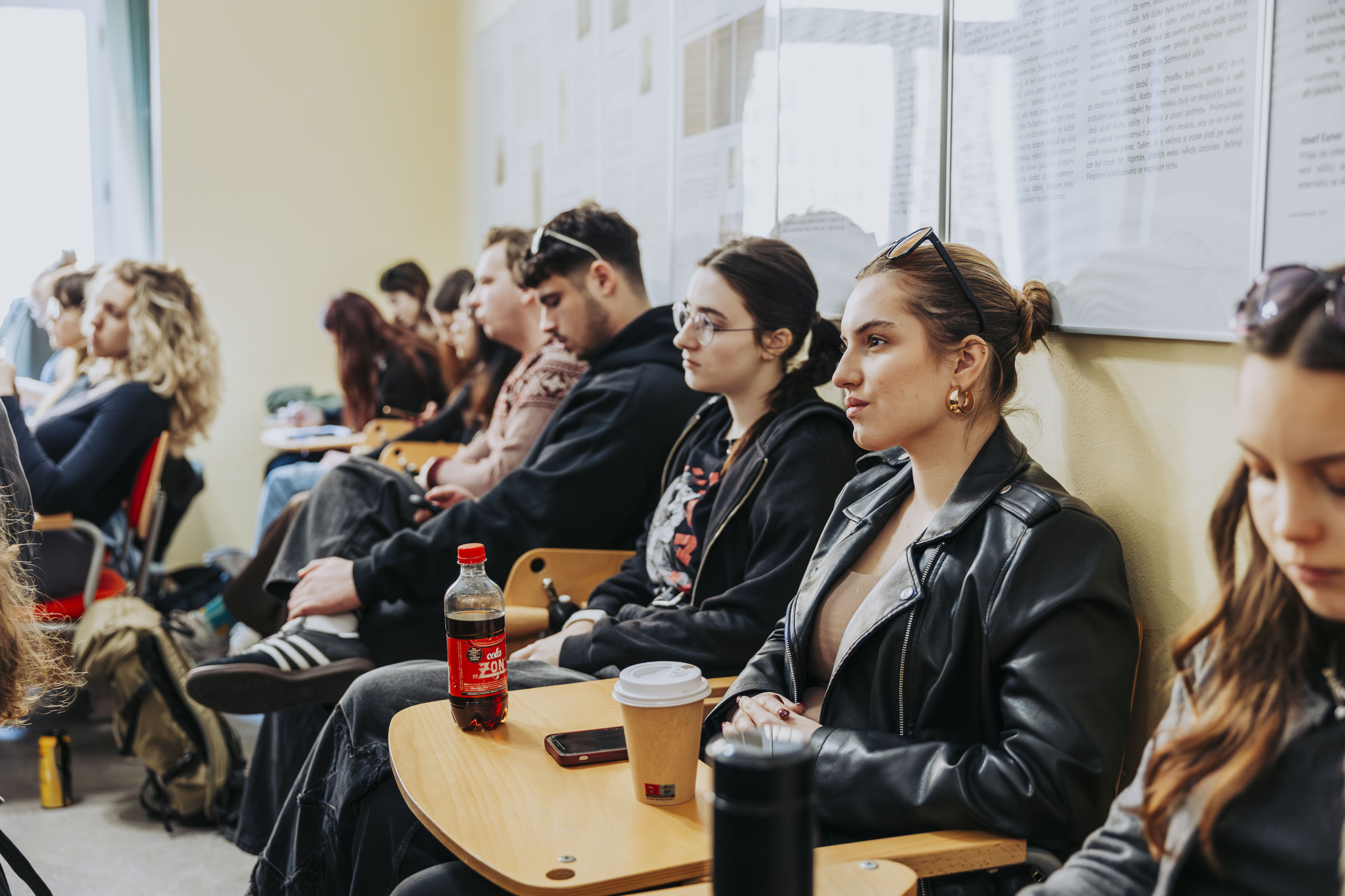 studenti ve velké aule vzadu