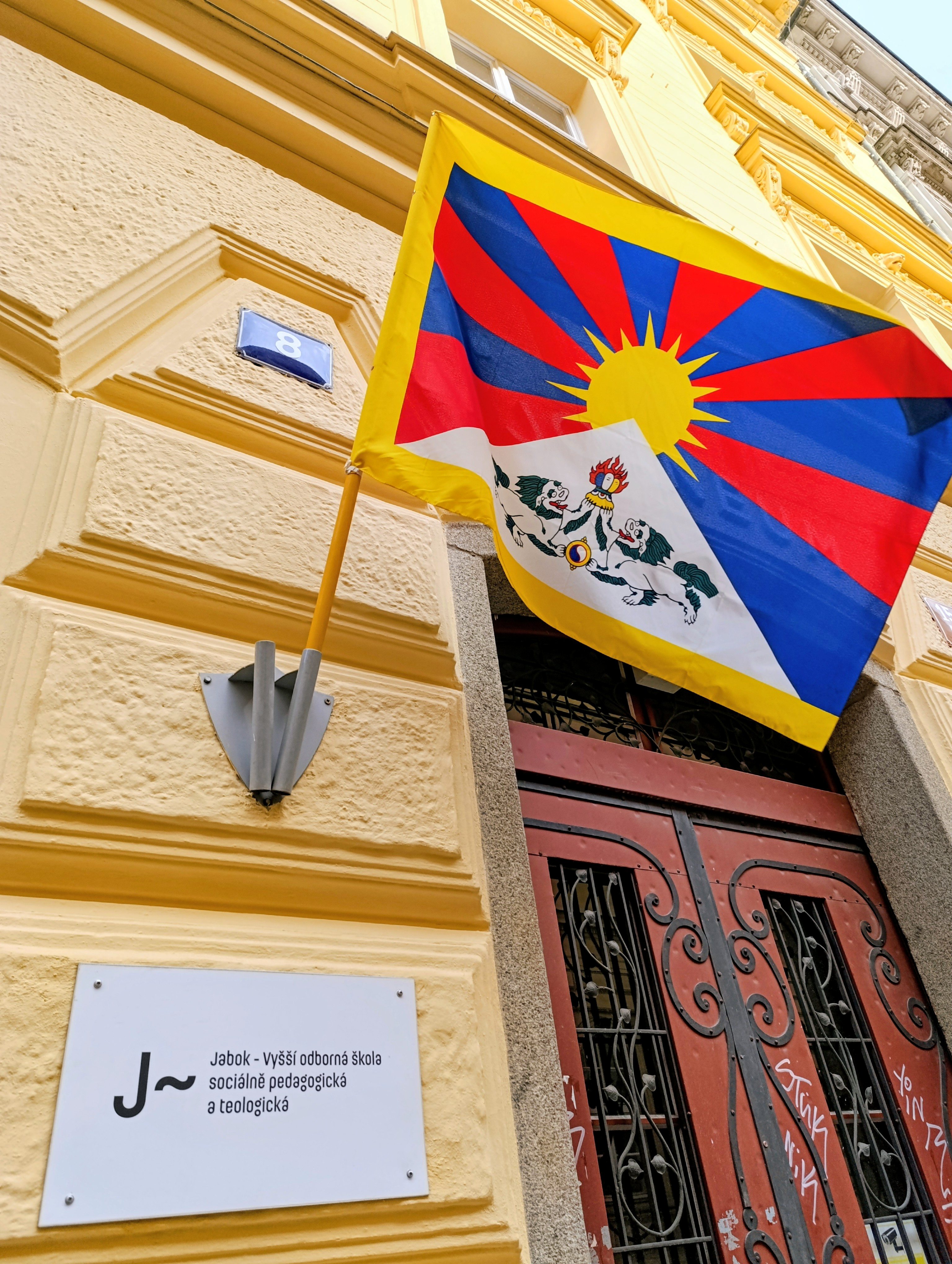 tibetská vlajka vlající na budově Jaboku