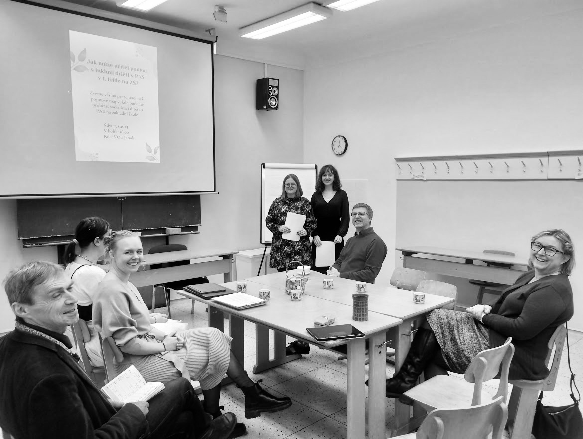 Studenti prvního ročníku s pedagogy a ředitelkou školy