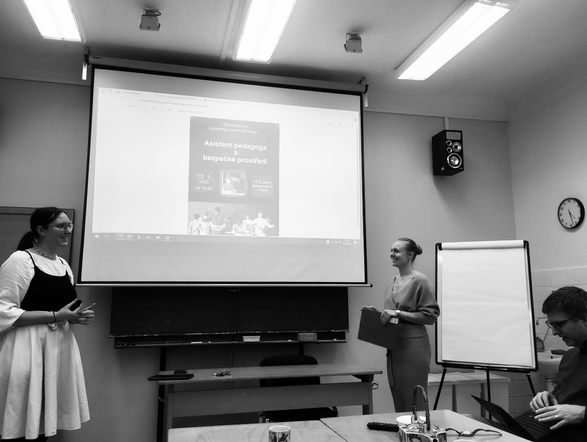 Studenti prvního ročníku při prezentaci projektu