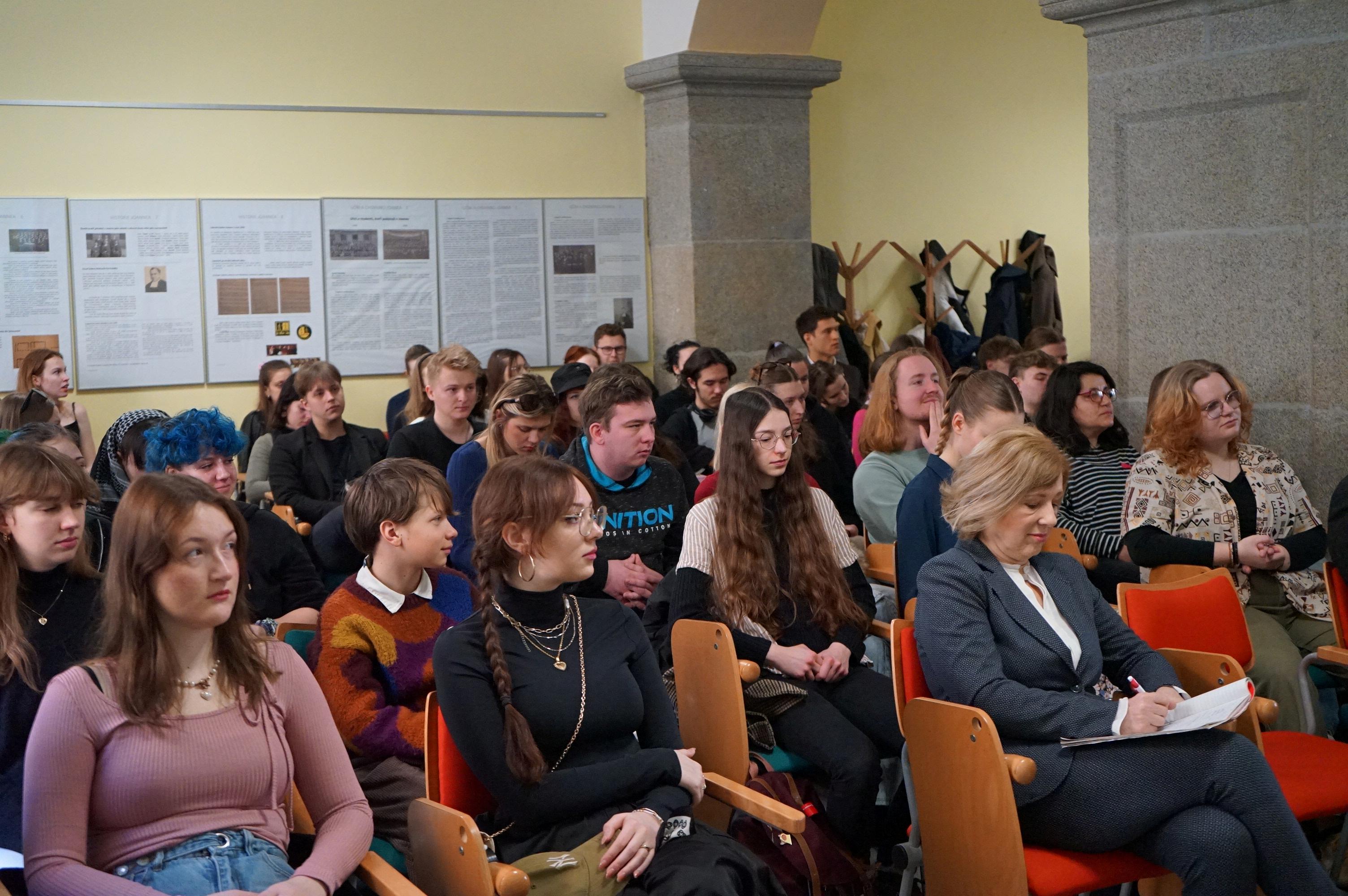 studenti ve velké aule