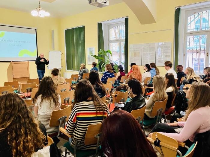 studenti ve velké aule na semináři k praxi