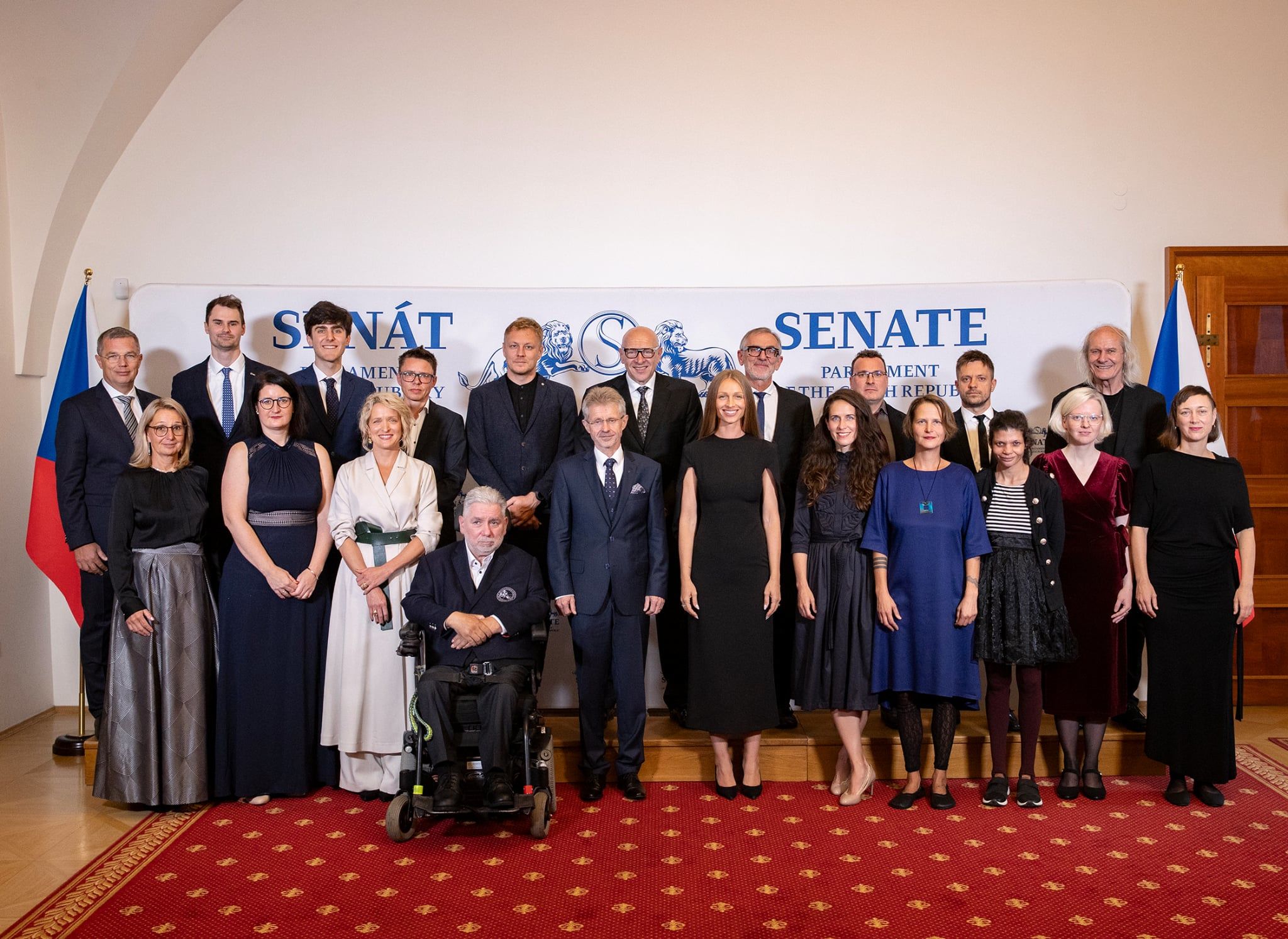 Skupinová fotografie laureátů s předsedou senátu Milošem Vystrčilem